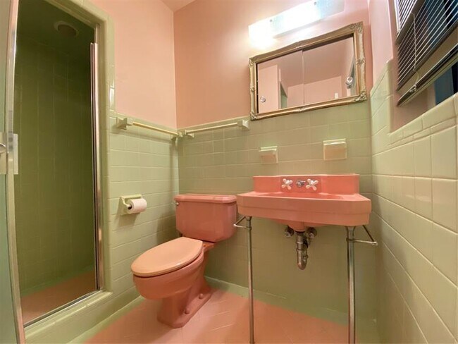 Building Photo - 1049 Van Buren St