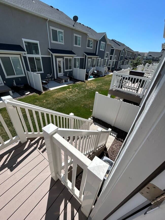 Building Photo - 4 Bedroom Exchange Townhome