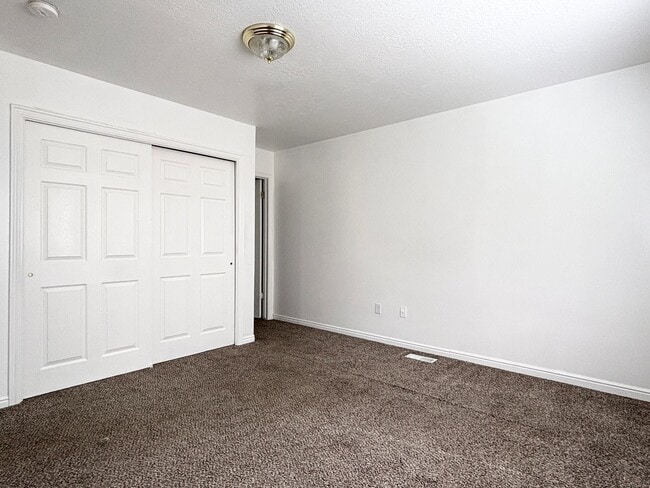 Building Photo - Bright & Spacious Rambler in Rose Park!