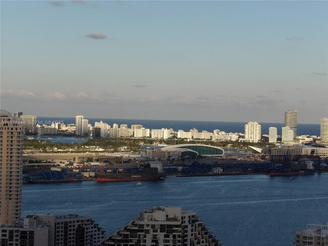 Building Photo - 950 Brickell Bay Dr