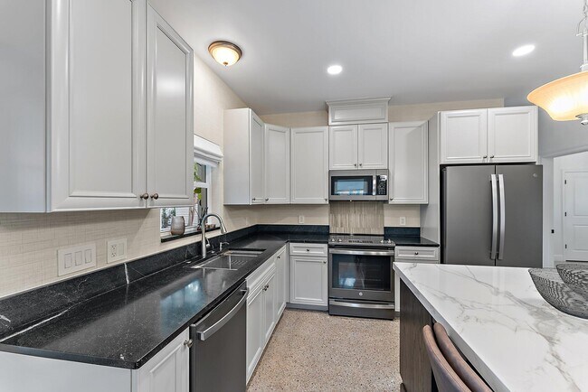 Building Photo - 513 E Whitney Dr