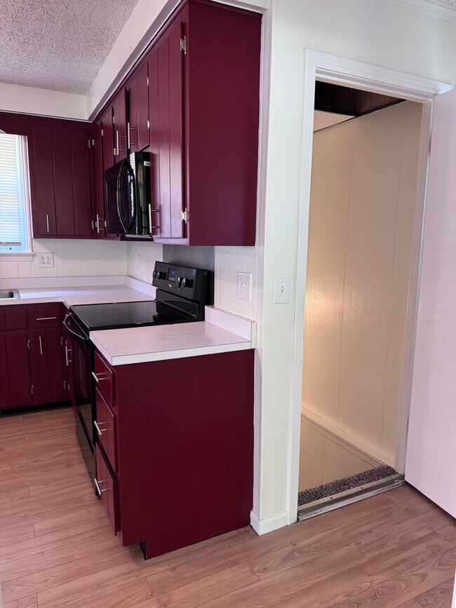 Building Photo - Must see!! 3BD/3BA Fully Finished Basement and Corner Lot!!