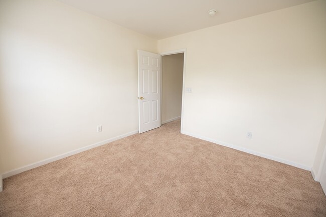 Building Photo - Spacious beautiful 4 bedroom 2.5 bath home  In Greensboro with an office/upstairs loft/ sunroom/ ...