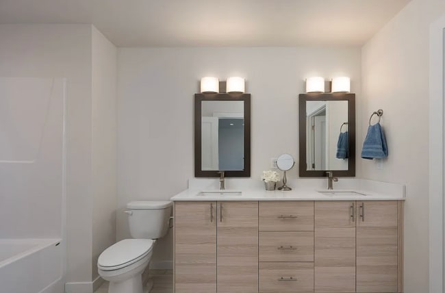 Building Photo - 3 bed/2.5 bathroom Townhouse