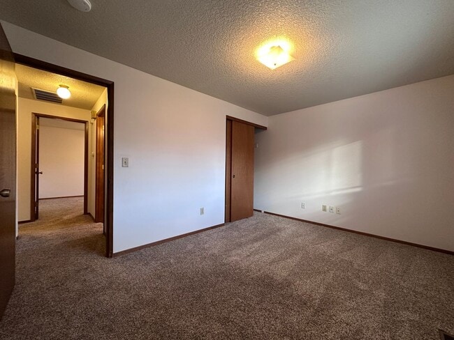 Building Photo - Charming 2 Bedroom Duplex with Spacious Yard in Gresham!