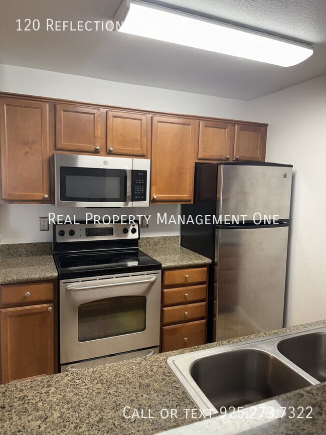 Building Photo - 120 Reflections Dr