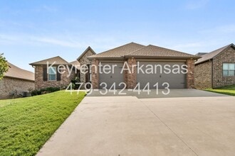 Building Photo - Come home to this stunning 4 bed/2 bath split floorplan home in Centerton!