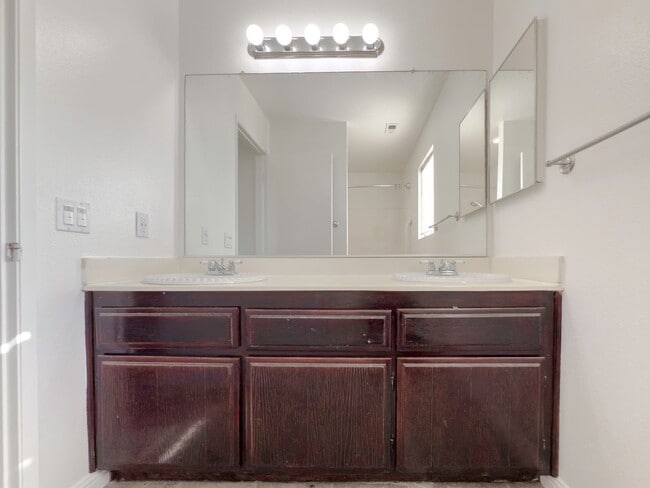 Building Photo - 2 Story, 3-Bedroom POOL + SOLAR Home in Wi...