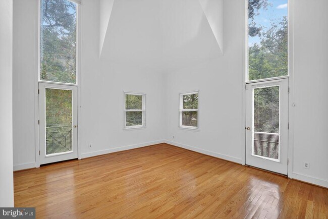 Building Photo - 4532 Broad Branch Rd NW