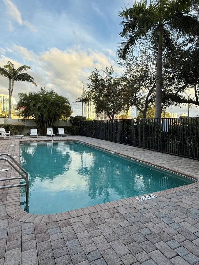 Building Photo - 603 N St