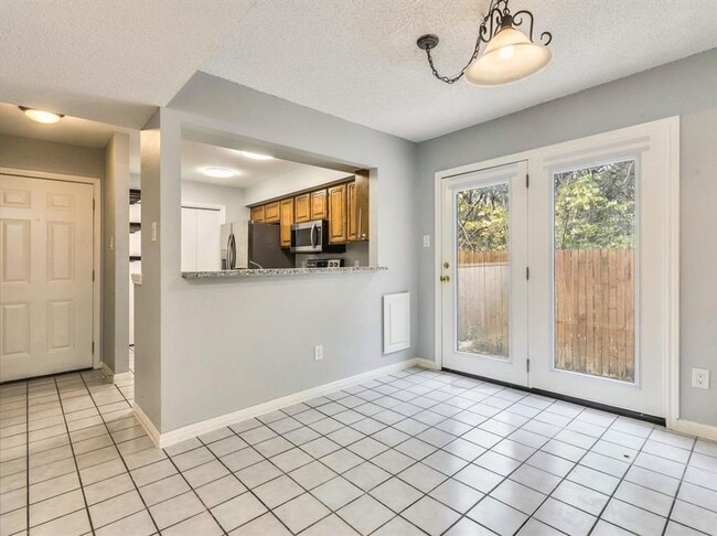 Building Photo - Charming 2 Bedroom, 1.5 Bathroom Home with...