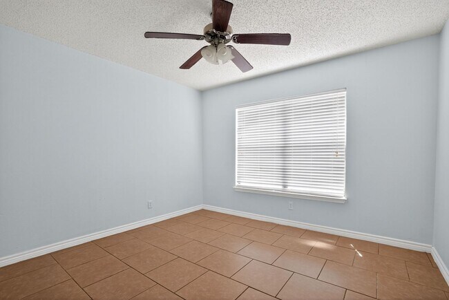 Building Photo - Cozy & Spacious 2 Bed, 2 Bath with Private...