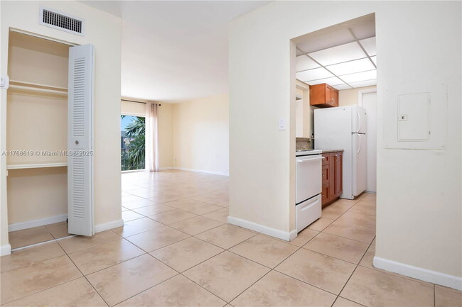 Building Photo - 13903 SW 90th Ave