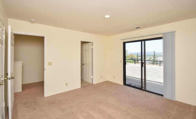 Building Photo - Beautiful Escondido Townhouse with beautiful View!