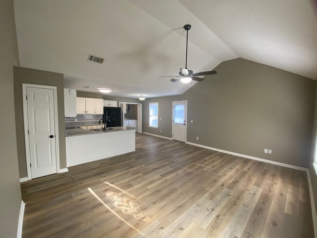 Building Photo - 3 Bed/ 3 Bath