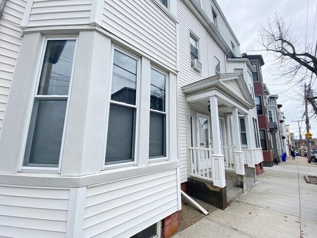 Building Photo - 496 Sumner St