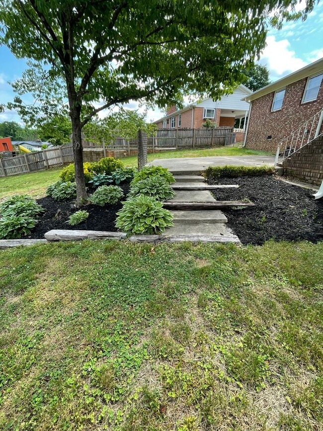 Building Photo - 5 Ramblewood Ln