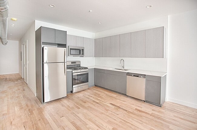 Building Photo - Amazing 2 Bed/2 Bath Apartment in prime Li...