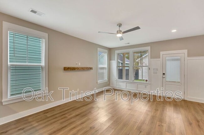 Building Photo - 3 Clearblue Lp