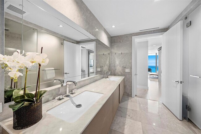 Building Photo - 18501 Collins Ave