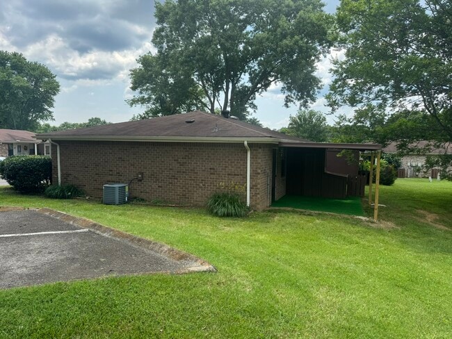 Building Photo - 369 Deer Lake Dr