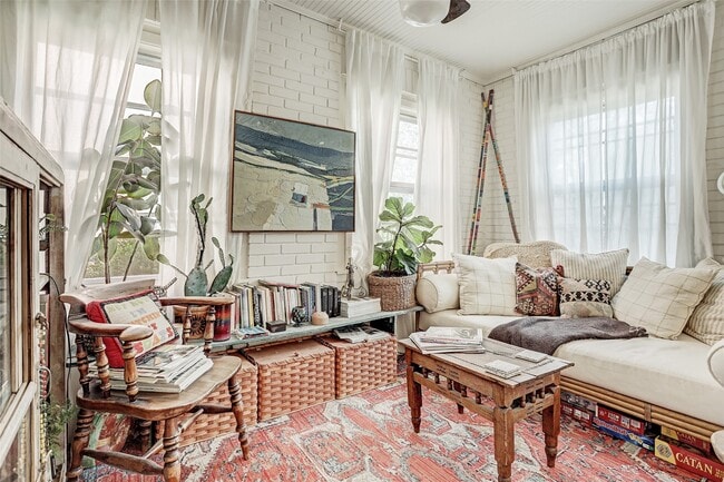 Building Photo - 2112 Banks St