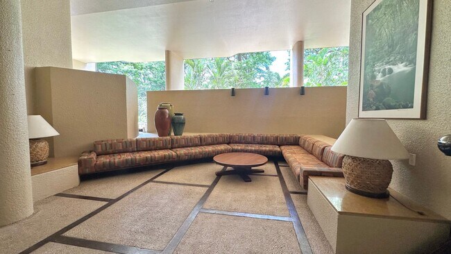 Building Photo - 2 BED/1 BATH/1 PRKG with Lanai & WASHER/DR...
