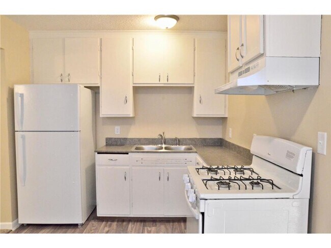 Building Photo - Large 1 bedroom side by side w/ LOTS Of UP...