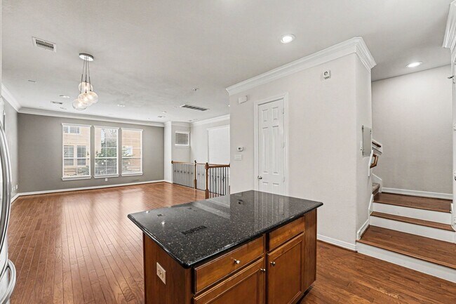 Building Photo - 3215 Clearview Cir
