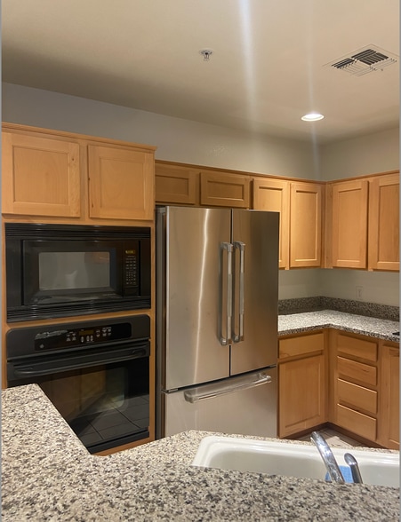 Kitchen - 39 E Agate Ave