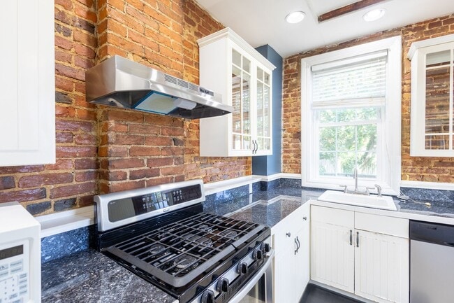 Building Photo - Lovely 3 BR/1.5 BA Semi-Detached Home in S...