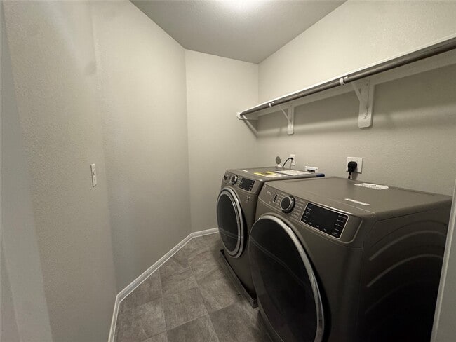 Building Photo - 10435 Moraine Lake Dr