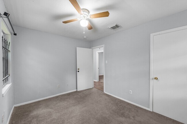 Building Photo - 9410 Rosehaven Dr