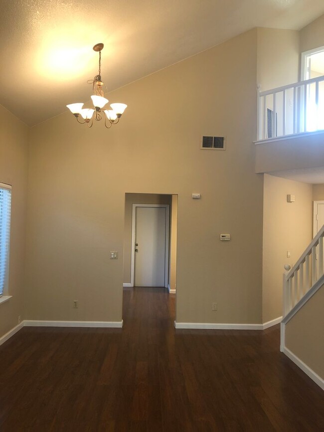 Building Photo - Large Executive 4 Bed, 3 Bath, 1694 sft., ...