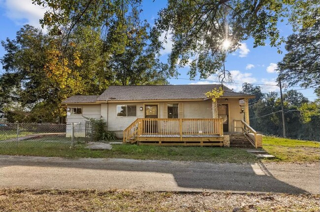 Building Photo - Newly renovated 3 bedroom 2 bath home.