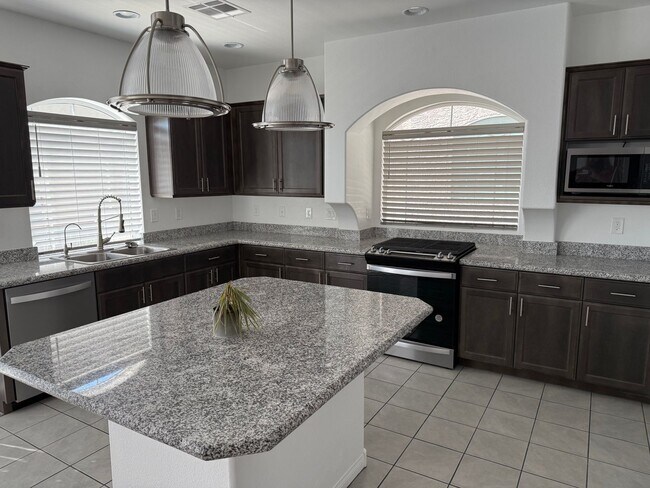 Building Photo - Large Southern Highlands Tri-Level Home. P...