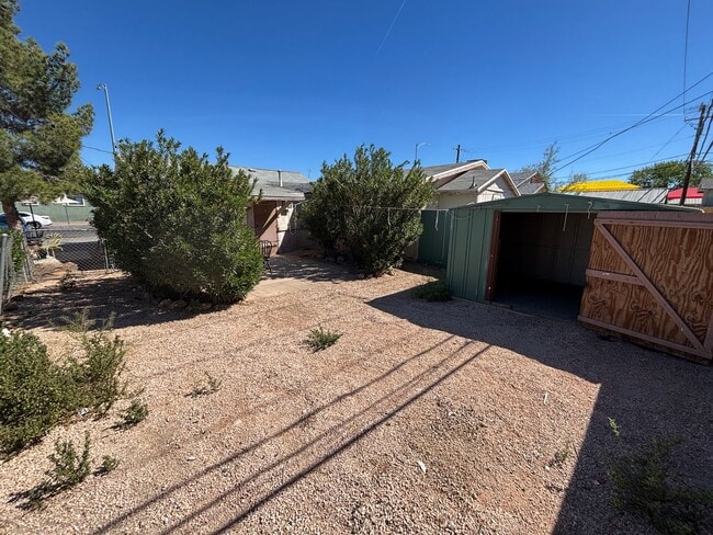 Building Photo - Charming 2Bed/1Bath apartment W/ Private front yard w/ porch and oversized backyard in Henderson