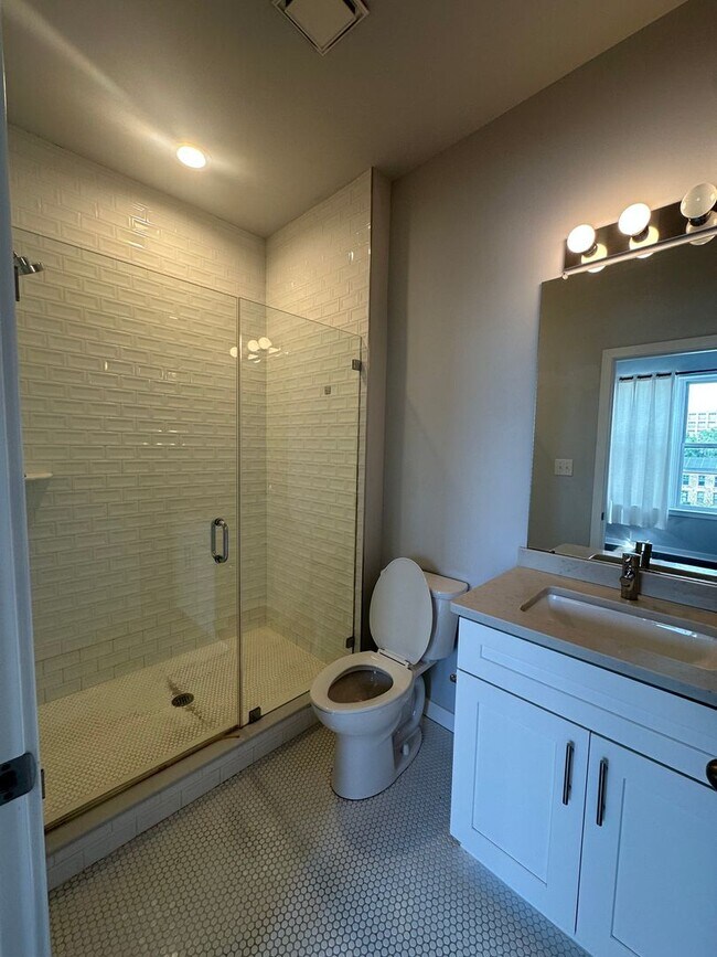 Building Photo - Beautifully Renovated 4 Bed/ 3.5 Bath With Rooftop!