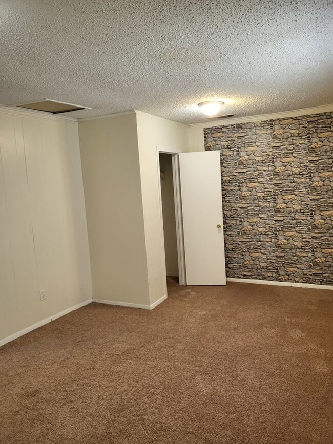 Building Photo - 1417 Laura Ln
