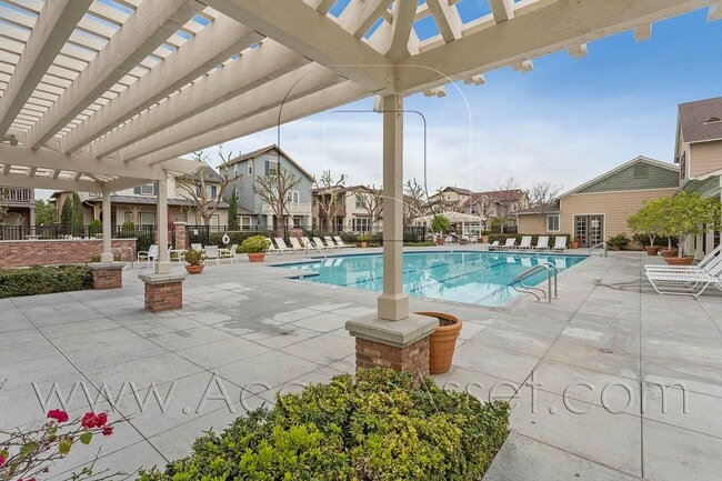 Building Photo - Beautiful 3 Bed/3.5 Bath Condo In Tustin!