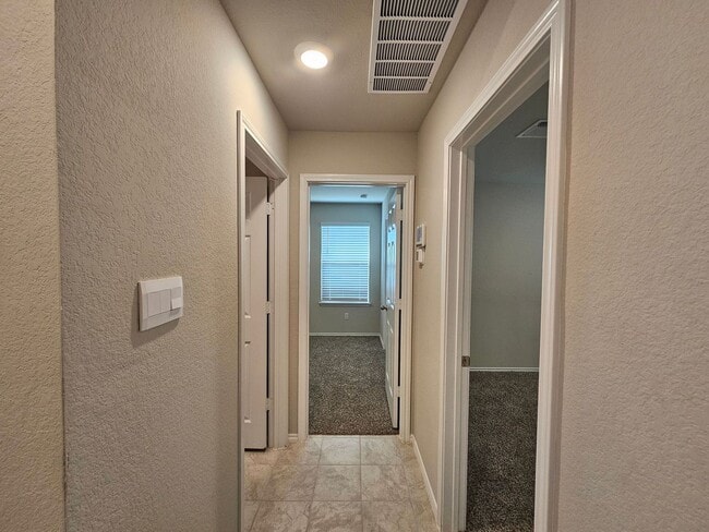 Building Photo - 1305 Lindsey Dr