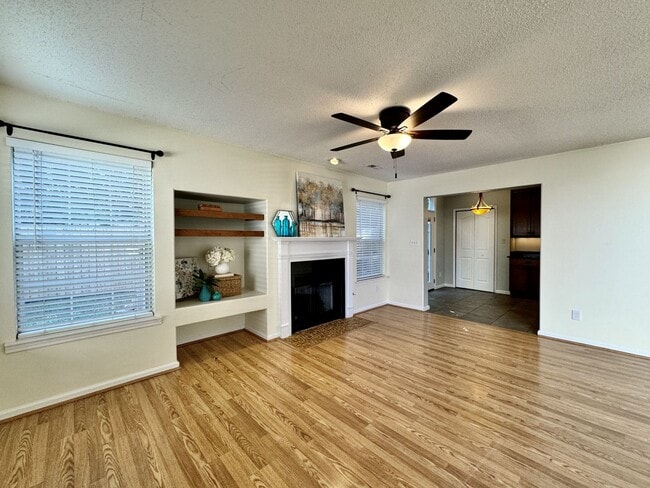 Building Photo - Available 08-08-25 in Cedar Crossing! A Pe...