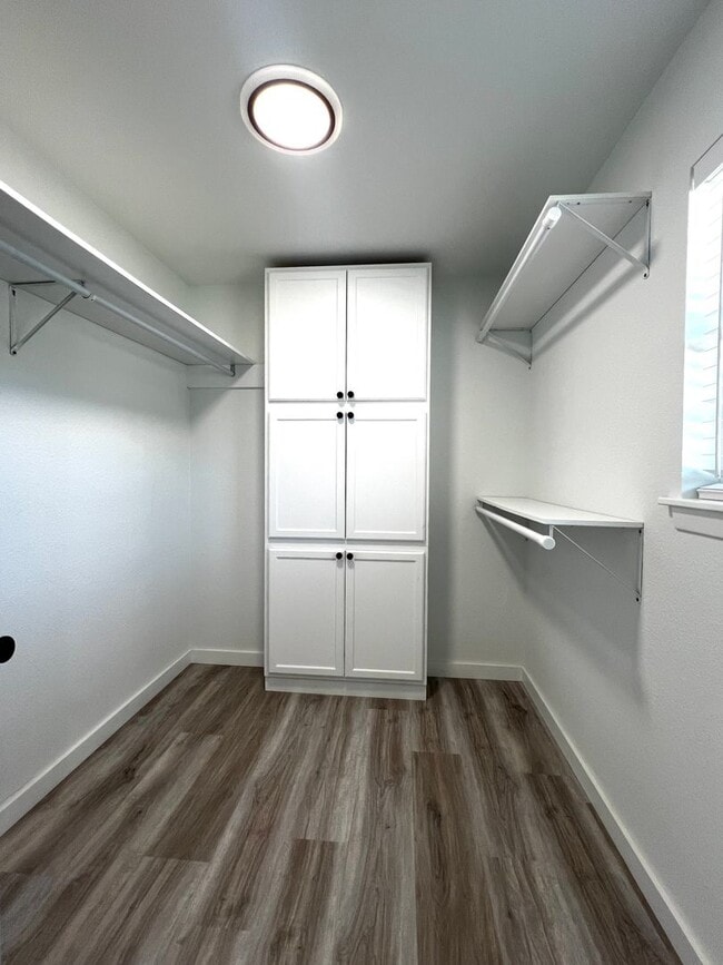 Building Photo - Beautifully Updated 3/2