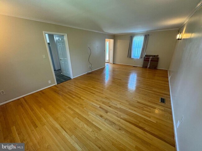 Building Photo - 901 Hillcrest Dr