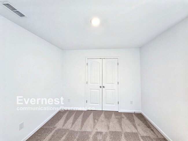 Building Photo - Spacious 3 Bed, 2.5 Bath Home with Attached Garage / Pet-Friendly / Vouchers Accepted / Available...