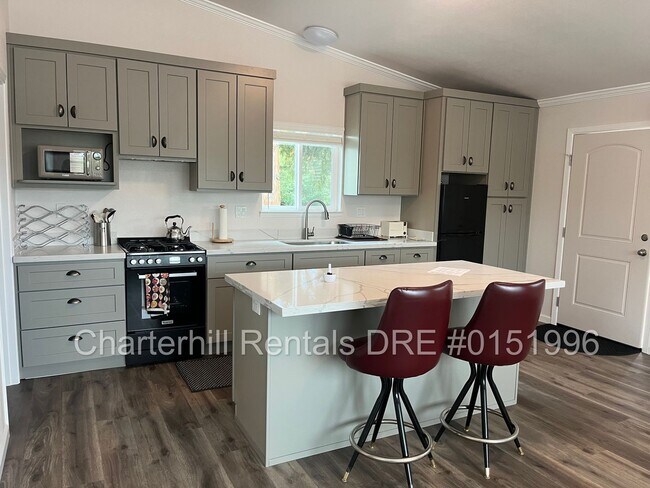 Building Photo - Granny unit- spacious, gorgeous - NWSR!