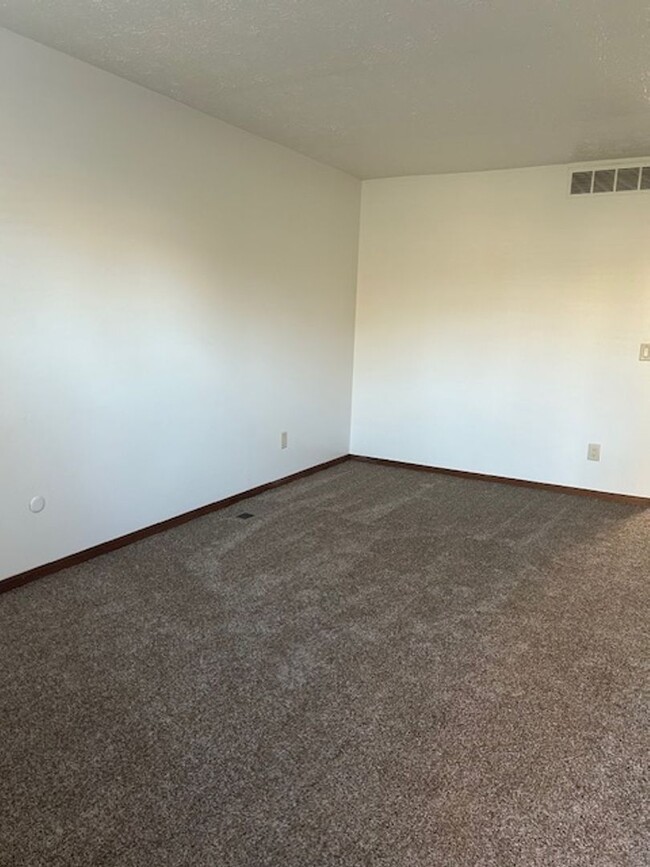 Building Photo - 9860-9864 MANDEL - LO
