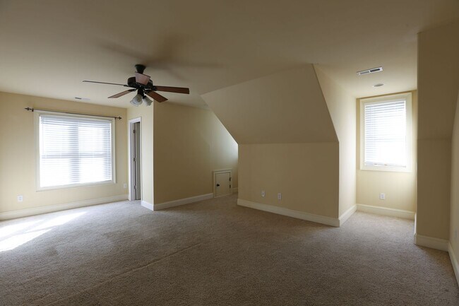 Building Photo - Gorgeous Three Bedroom Home!