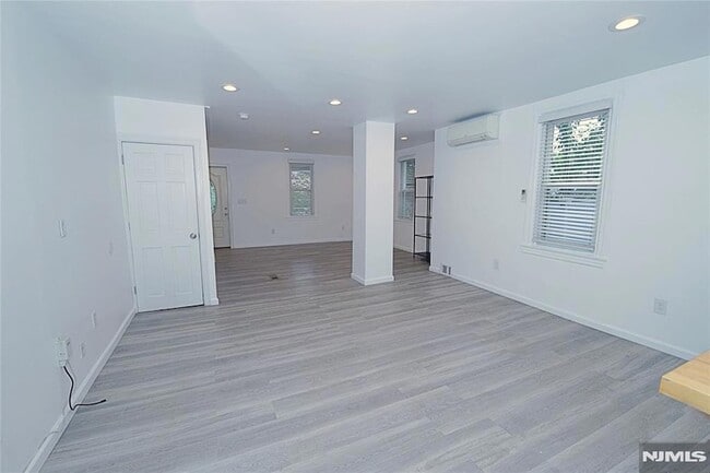 Building Photo - 454 Undercliff Ave