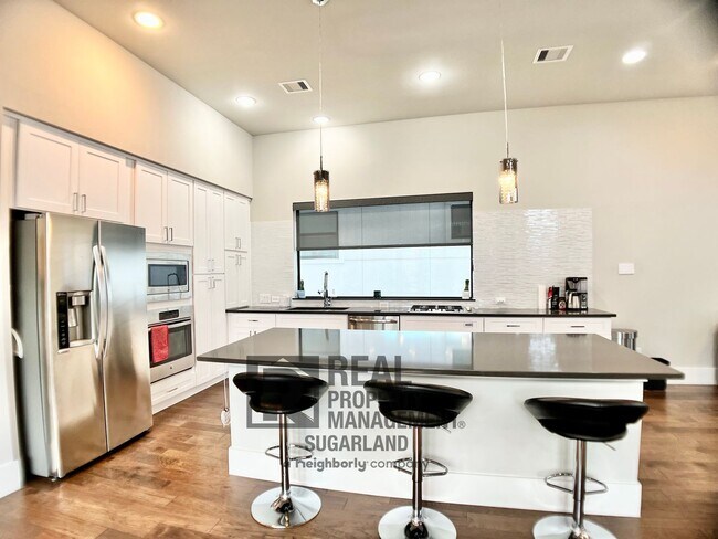 Building Photo - Luxurious Three Story Townhome!